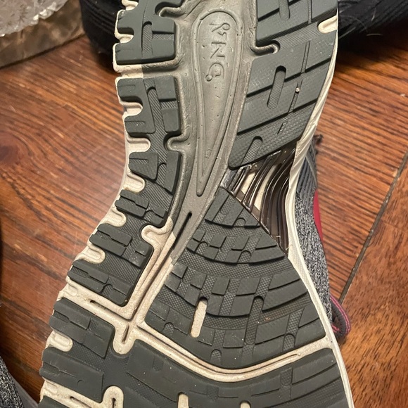 Brooks sneakers. - Picture 4 of 4